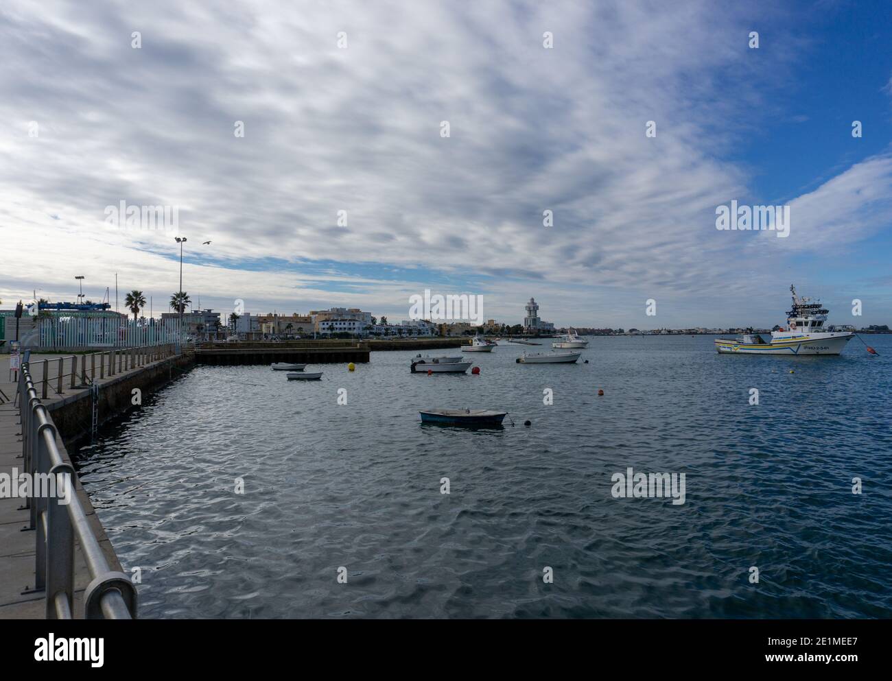 Isla Cristina, Spanien - 7. Januar 2021: Der Fischereihafen und Hafen von Isla Cristina in Andalusien Stockfoto