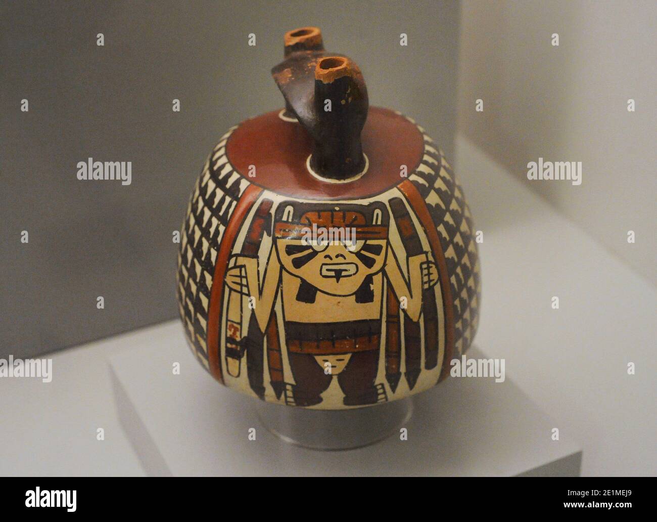 Polychromes Gefäß, das einen Krieger darstellt, der Waffen trägt. Keramik. Nazca-Kultur (100 v. Chr.-700 n. Chr.). Peru. Museum of the Americas. Madrid, Spanien. Stockfoto