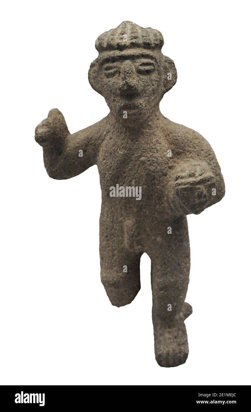 Skulptur, die einen Krieger mit einer Axt und einem Trophäenkopf darstellt. Stein. Atlantikhang (1000-1500 n. Chr.). Costa Rica. Museum of the Americas. Madrid, Spanien. Stockfoto