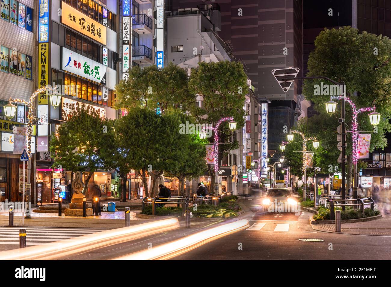 ikebukuro, japan - dezember 31 2020: Nachtansicht der Sunshine Street am Ostausgang der Ikebukuro Station beleuchtet von weihnachtsbeleuchtungen Stockfoto