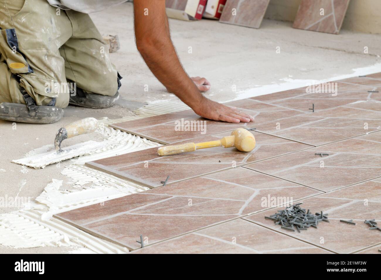 Fliesenarbeiter während seiner Arbeit Stockfoto