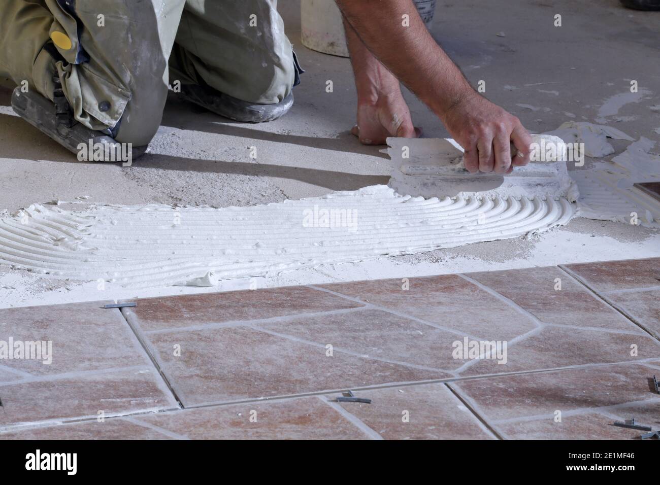 Fliesenarbeiter während seiner Arbeit Stockfoto