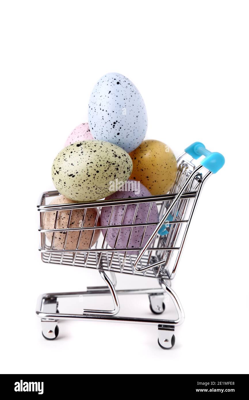 Dekorierte Eier in einem Einkaufswagen Stockfoto