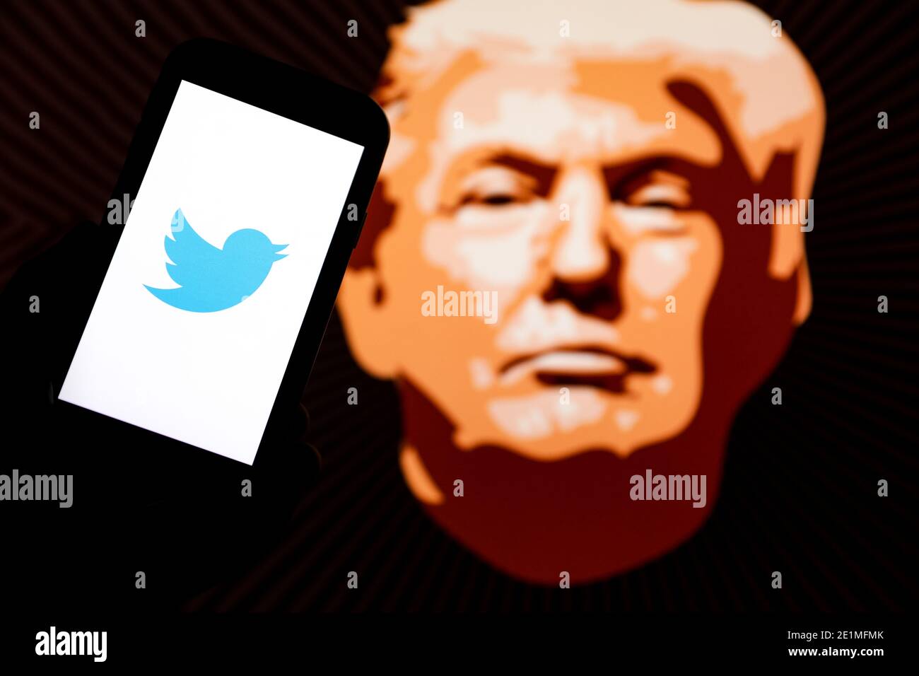 In diesem Foto Illustration App Firmenlogo auf einem Smartphone angezeigt gesehen. Das Gesicht von Donald Trump ist im Hintergrund zu sehen. Stockfoto