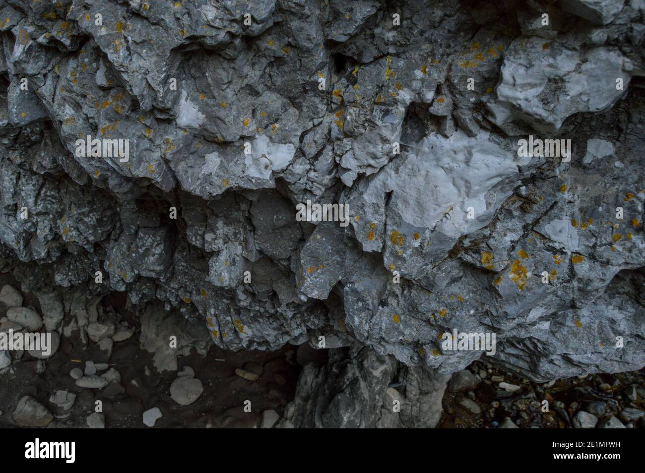 Erodierte Felsbefestungen, Steinstrukturen, die den Test der Zeit in Sohodol Gorges (Cheile Sohodolului), Gorj County, Rumänien Stockfoto
