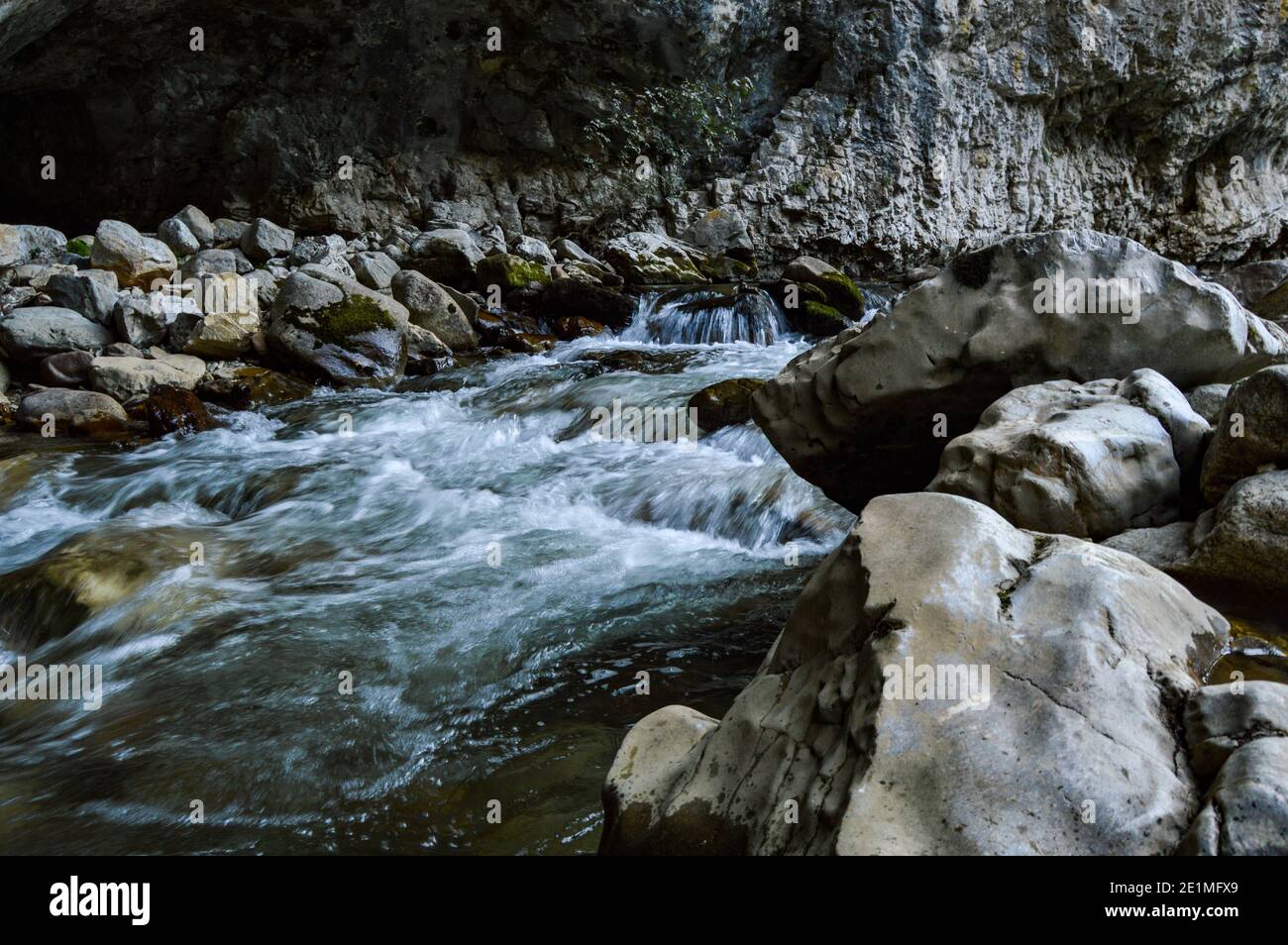 Unberührte Naturlandschaft mit Fluss fließt frei durch die erodierten Felsen in der Sohodol Gorges (Cheile Sohodolului), in Gorj County Rumänien Stockfoto