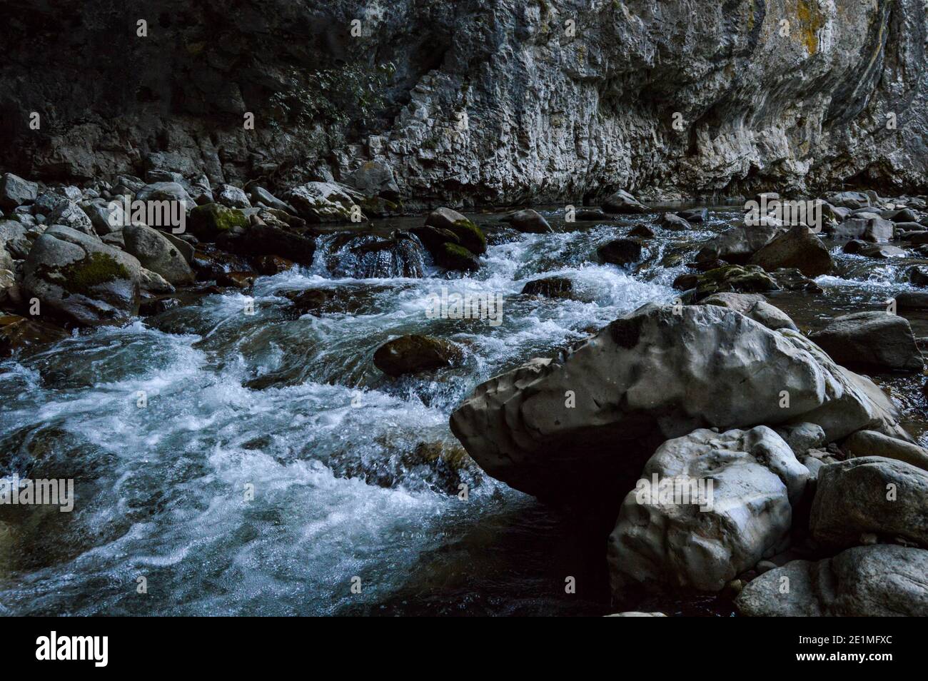 Unberührte Naturlandschaft mit Fluss fließt frei durch die erodierten Felsen in der Sohodol Gorges (Cheile Sohodolului), in Gorj County Rumänien Stockfoto
