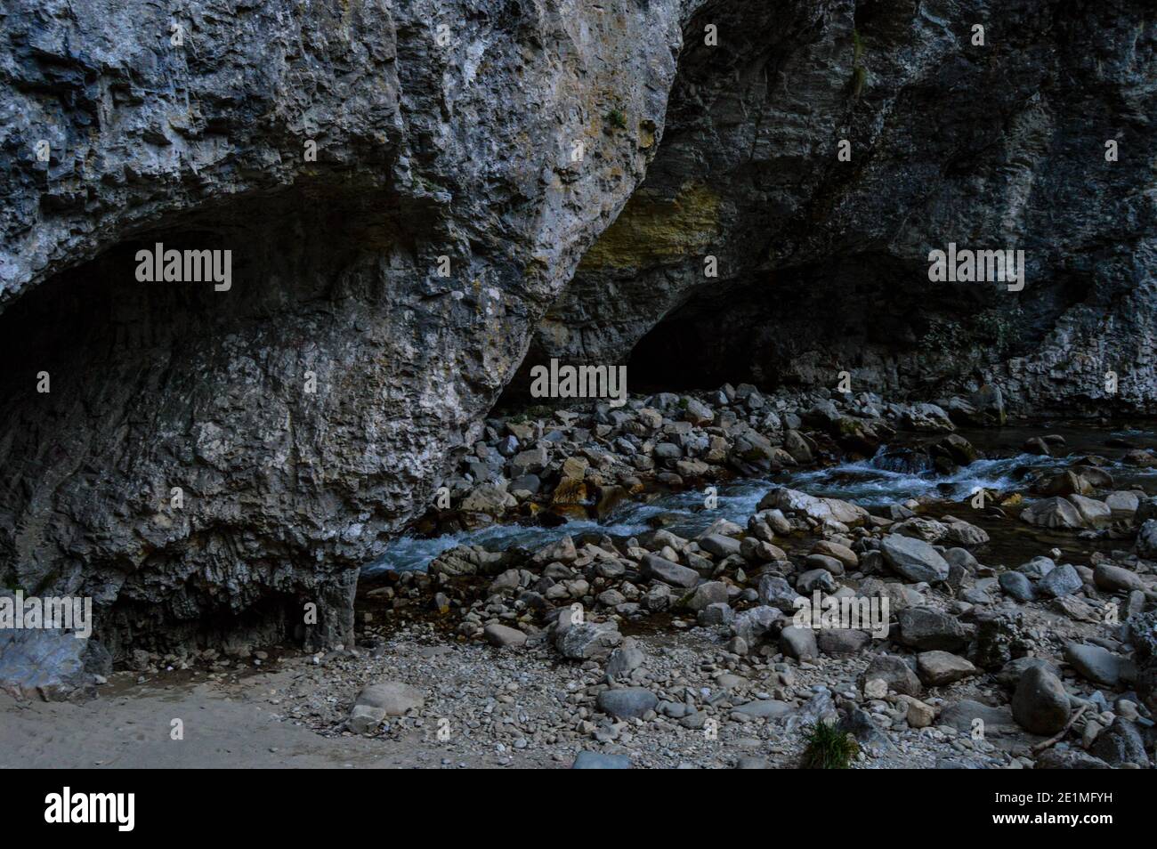 Pestera de la nara - alte Naturhöhle, spektakulärer Flußtunnel in den Schluchten von Sohodol (Cheile Sohodolului), Valcan-Gebirge, im Landkreis Gorj, Rumänien Stockfoto