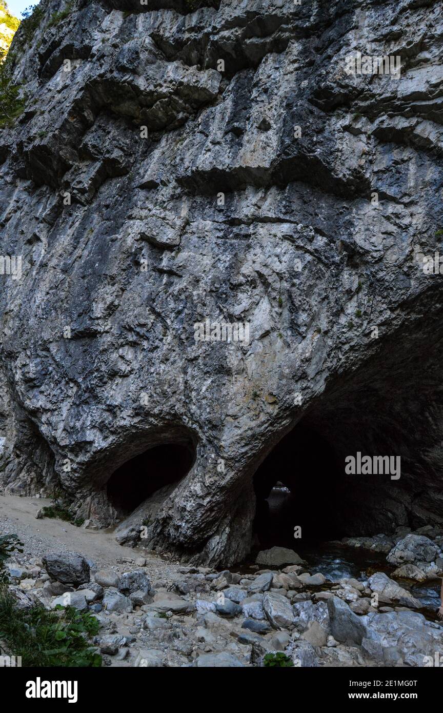 Pestera de la nara - alte Naturhöhle, spektakulärer Flußtunnel in den Schluchten von Sohodol (Cheile Sohodolului), Valcan-Gebirge, im Landkreis Gorj, Rumänien Stockfoto