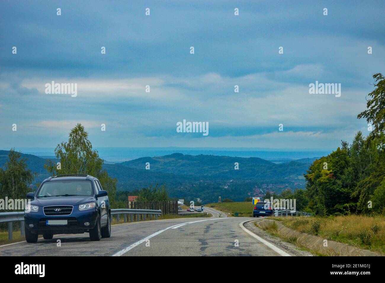 Die Straße von Ranca nach Novaci, die Begginierung von Transalpina, beste Fahrstraße in Europa in den Karpaten mit grünen üppigen vegetatio Stockfoto