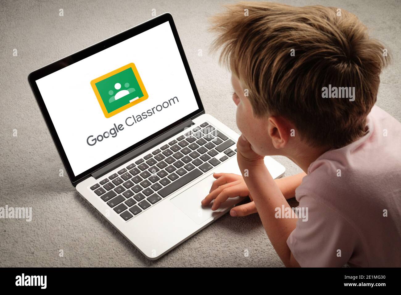 Ein Kind, das über die Google Classroom-Website lernt, während es während der Sperrung von zu Hause aus lernt. Stockfoto