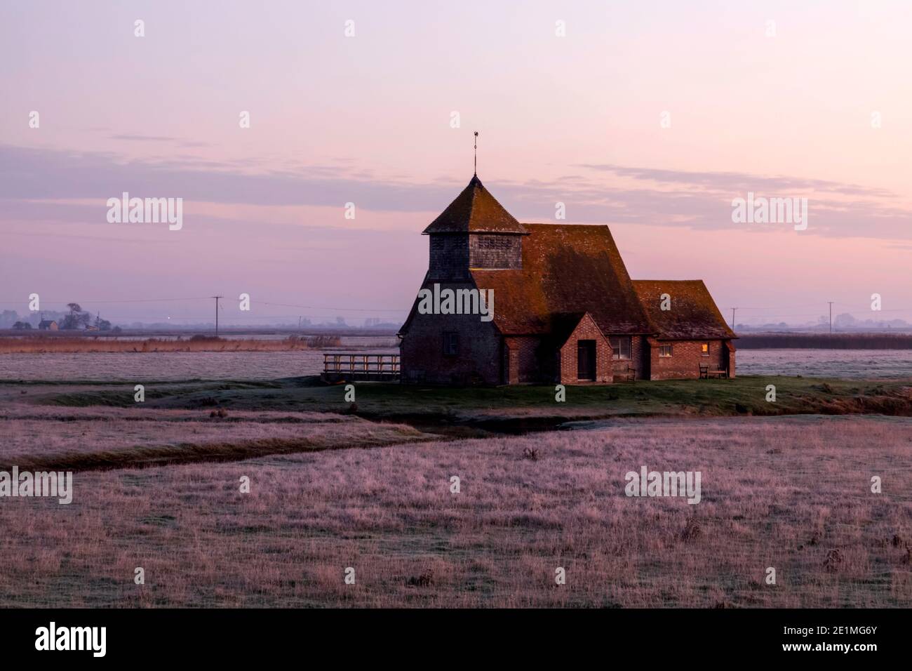 England, Kent, Romney Marsh, Fairfield, St. Thomas Becket Kirche im Winter Stockfoto