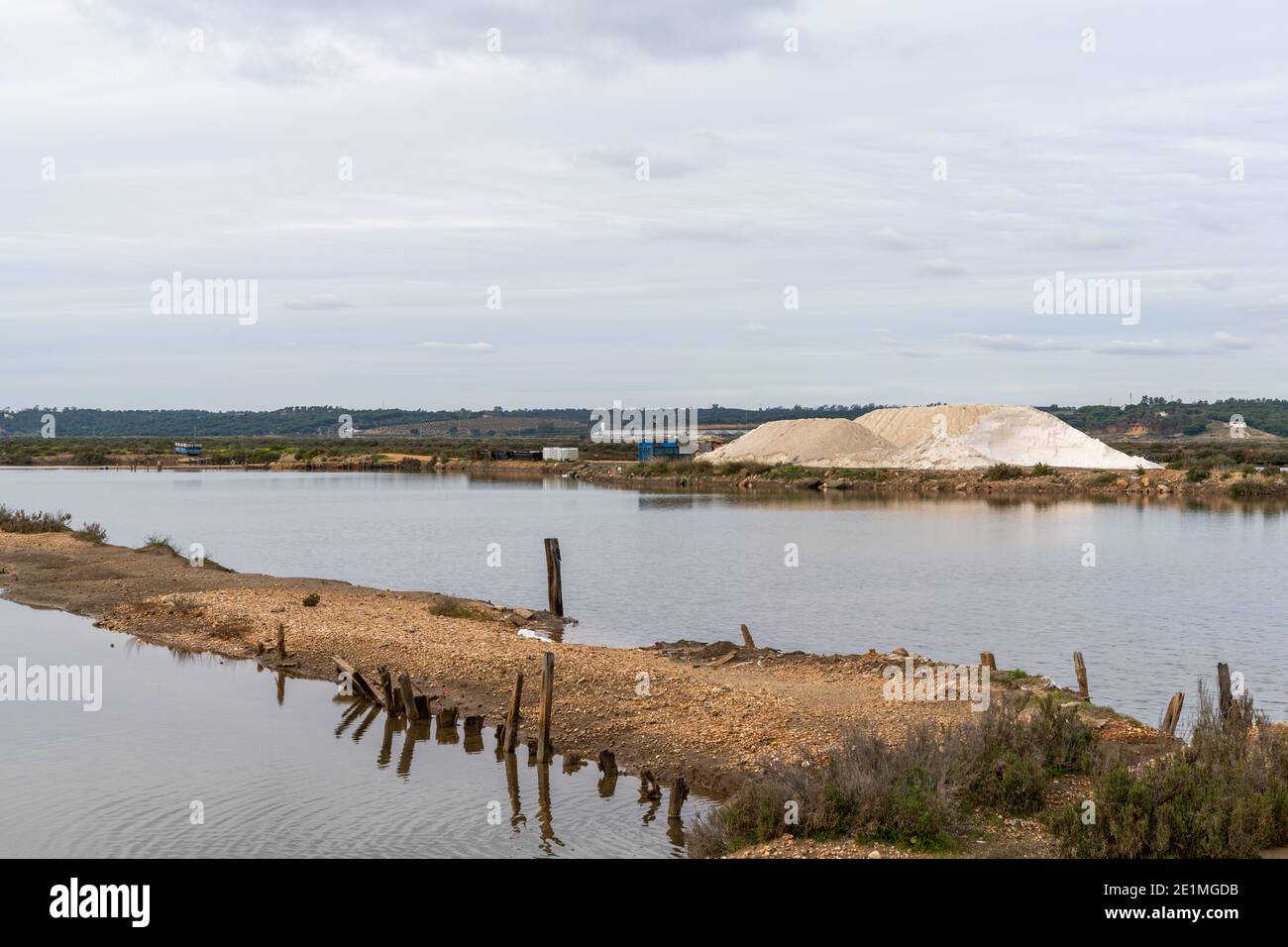 Blick auf die salinen und salinen der Isla Cristina In Andalusien mit einem Berg von Bio-Meersalz bereit Für den Versand Stockfoto