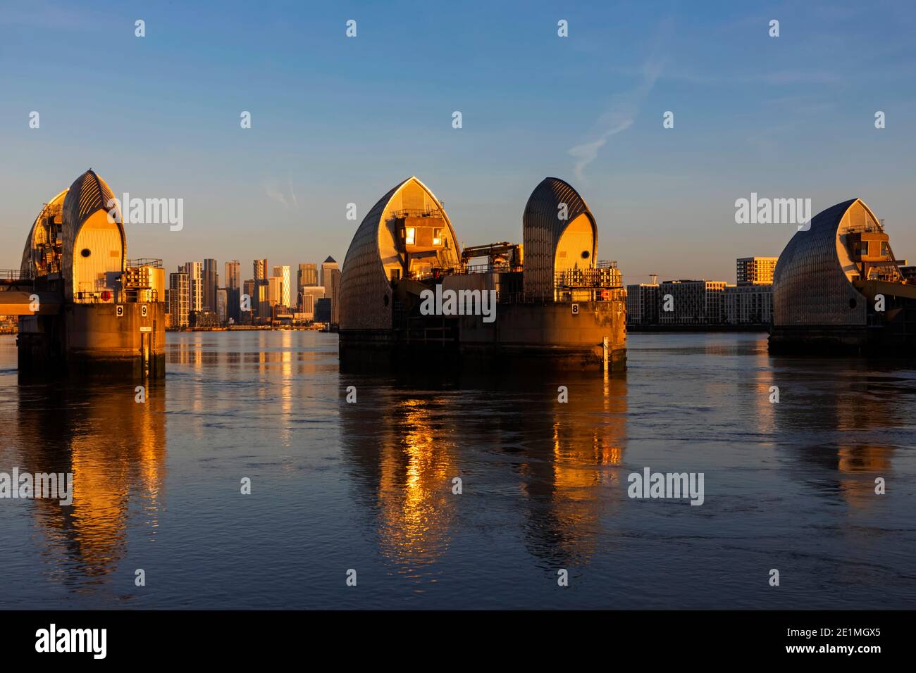 England, London, Greenwich, die Thames Barrier und die Themse Stockfoto
