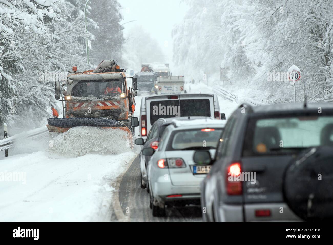 Roetgen, Deutschland. Januar 2021. Ein Schneepflug macht die Straße bei Roetgen auf der Bundesstraße B258 frei. Schnee und vereiste Straßen haben in Teilen Nordrhein-Westfalens zu Störungen geführt. Quelle: Federico Gambarini/dpa/Alamy Live News Stockfoto