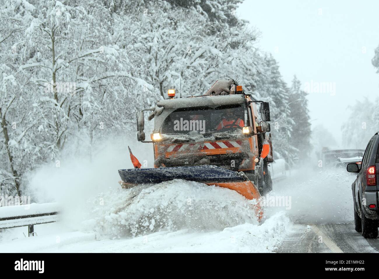 Roetgen, Deutschland. Januar 2021. Ein Schneepflug macht die Straße bei Roetgen auf der Bundesstraße B258 frei. Schnee und vereiste Straßen haben in Teilen Nordrhein-Westfalens zu Störungen geführt. Quelle: Federico Gambarini/dpa/Alamy Live News Stockfoto