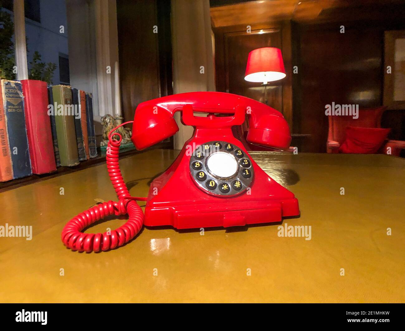 Rote Telefon-Handset und Nummer wählen 70 Stockfoto