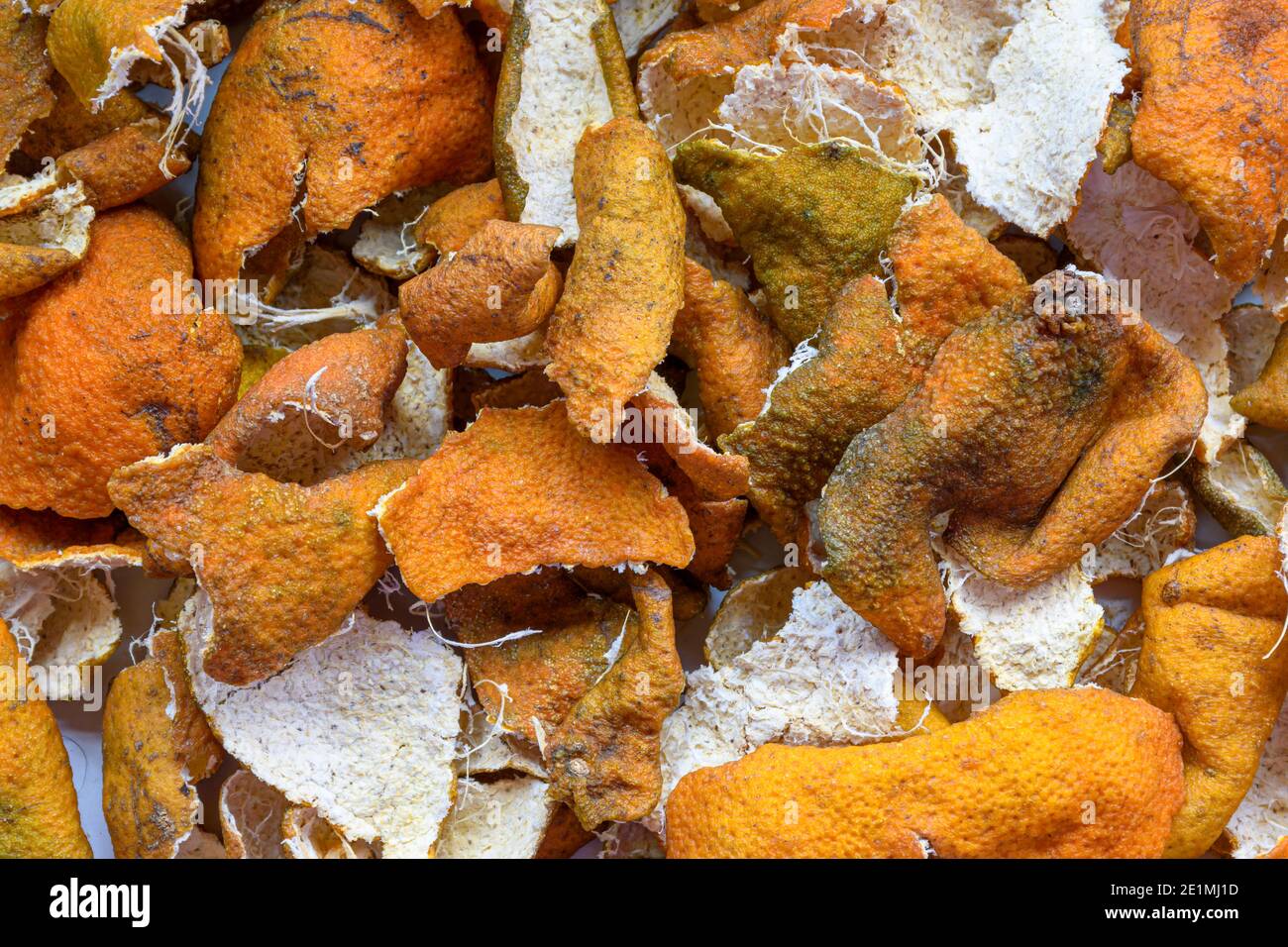 Bild von hausgemachter kandierter Orangenschale unter der Sonne für getrockneten Prozess auf einer weißen Oberfläche. Stockfoto