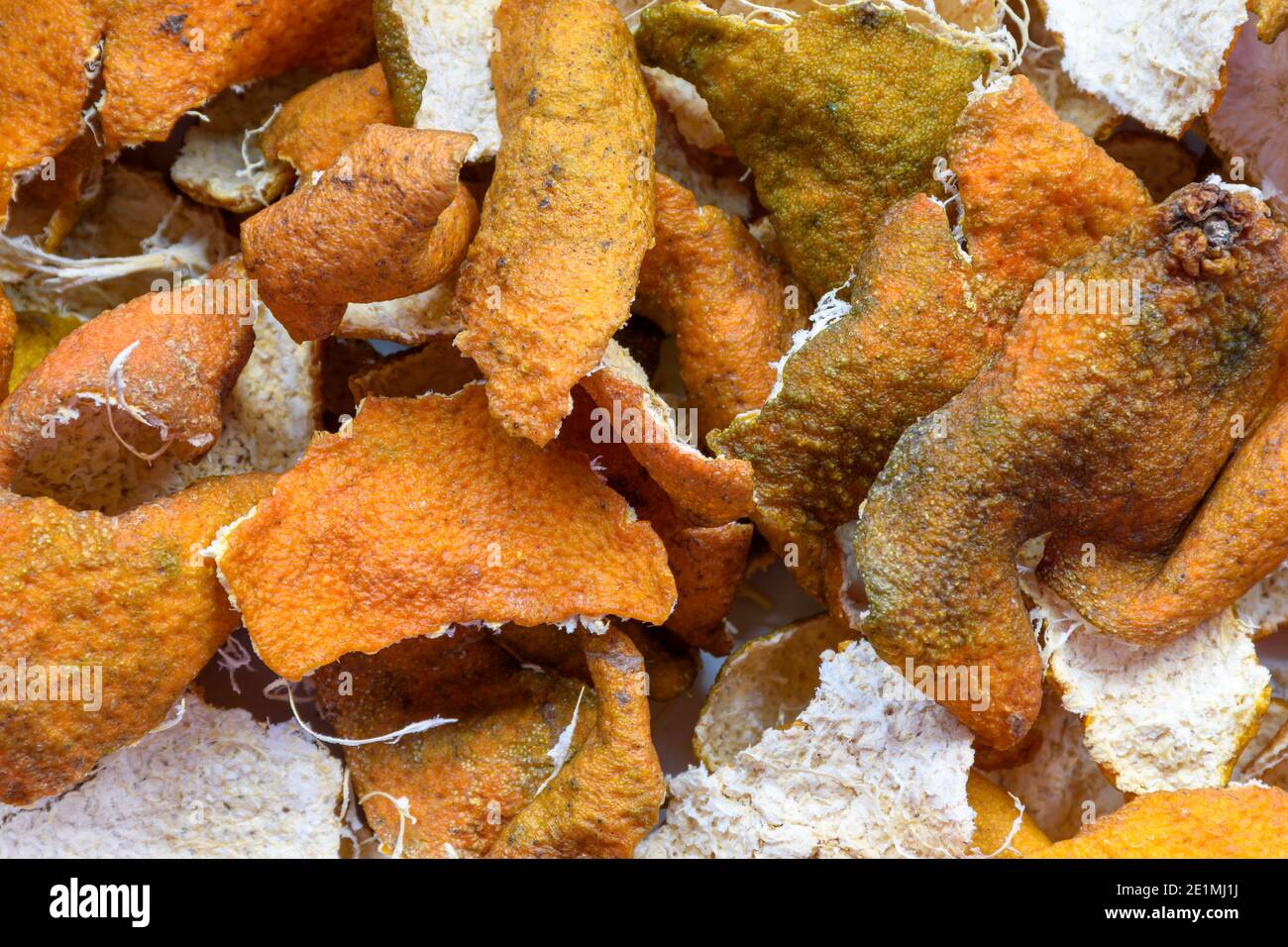Bild von hausgemachter kandierter Orangenschale unter der Sonne für getrockneten Prozess auf einer weißen Oberfläche. Stockfoto