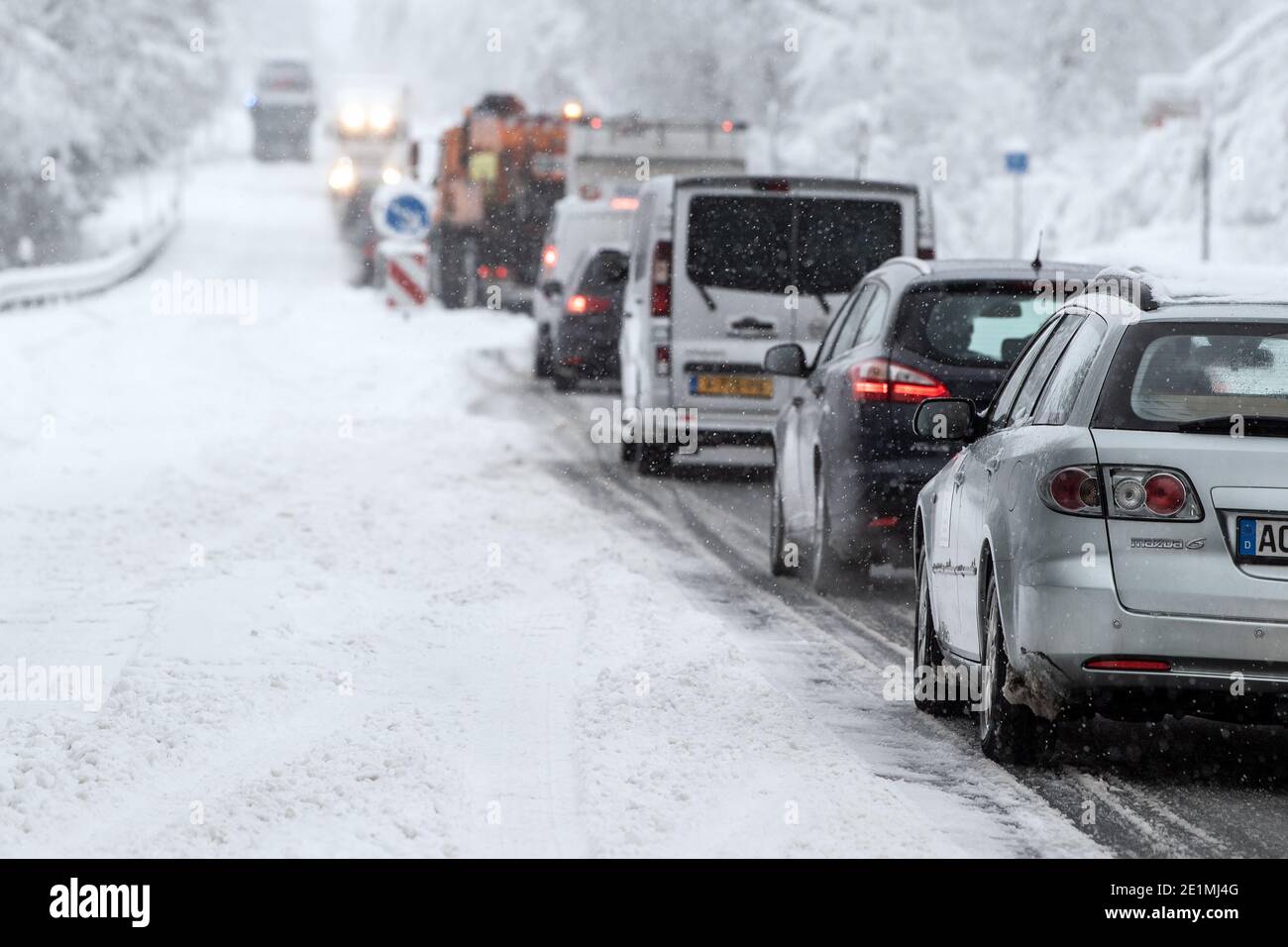 Roetgen, Deutschland. Januar 2021. Autos und Lastwagen stecken auf der B258 bei Roetgen im Verkehr fest. Schnee und vereiste Straßen haben in Teilen Nordrhein-Westfalens zu Störungen geführt. Quelle: Federico Gambarini/dpa/Alamy Live News Stockfoto