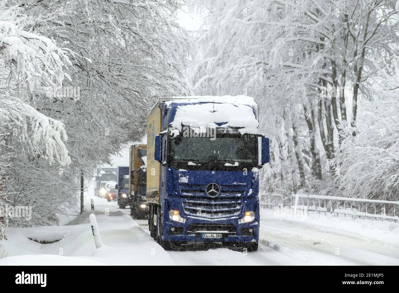 Roetgen, Deutschland. Januar 2021. Autos und Lastwagen stecken auf der B258 bei Roetgen im Verkehr fest. Schnee und vereiste Straßen haben in Teilen Nordrhein-Westfalens zu Störungen geführt. Kredit: Federico Gambarini/dpa - ACHTUNG: Kennungen wurden aus rechtlichen Gründen verpixelt/dpa/Alamy Live News Stockfoto