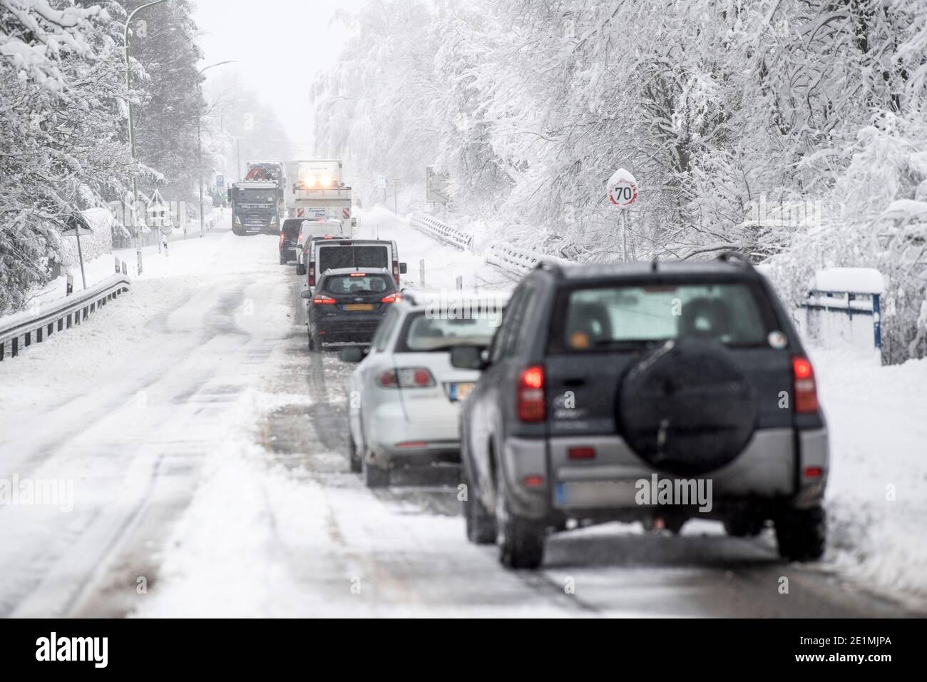 Roetgen, Deutschland. Januar 2021. Autos und Lastwagen stecken auf der B258 bei Roetgen im Verkehr fest. Schnee und vereiste Straßen haben in Teilen Nordrhein-Westfalens zu Störungen geführt. Kredit: Federico Gambarini/dpa - ACHTUNG: Nummernschilder wurden aus rechtlichen Gründen verpixelt/dpa/Alamy Live News Stockfoto