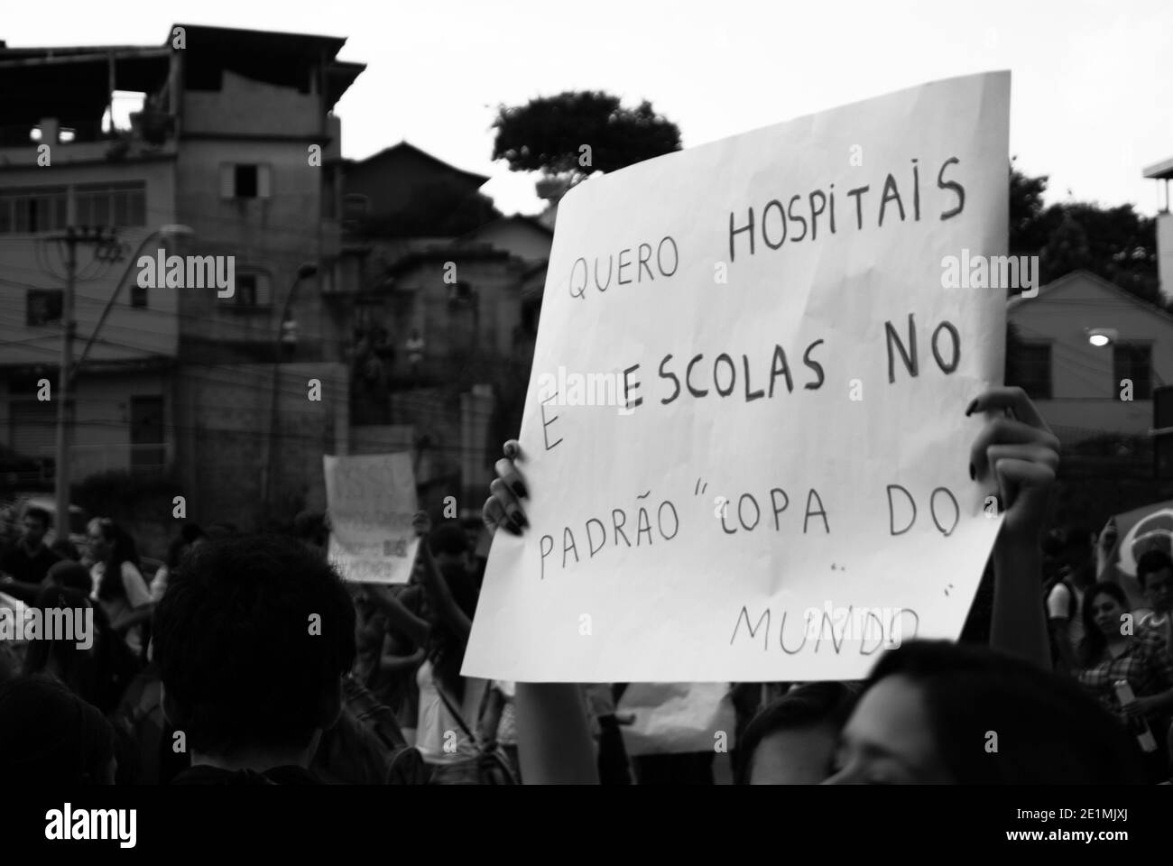 BELO HORIZONTE, MINAS GERAIS, BRASILIEN - 19. JUNI 2013: Demonstranten gegen die WM-Blockade. „Ich möchte Krankenhäuser und Schulen in der Weltmeisterschaft Stockfoto
