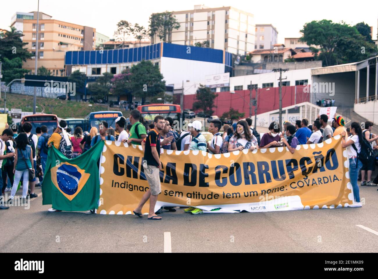 BELO HORIZONTE, MINAS GERAIS, BRASILIEN - 19. JUNI 2013: Demonstranten gegen die WM-Blockade. „genug Korruption. Empörung ohne Attitu Stockfoto