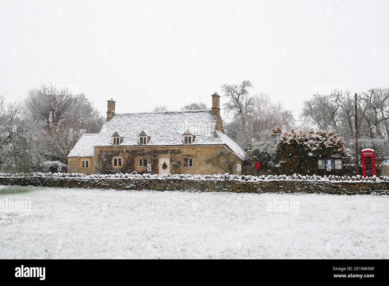 Cotswold Steinhütte im Dezember Schnee. Taynton, Cotswolds, Oxfordshire, England Stockfoto