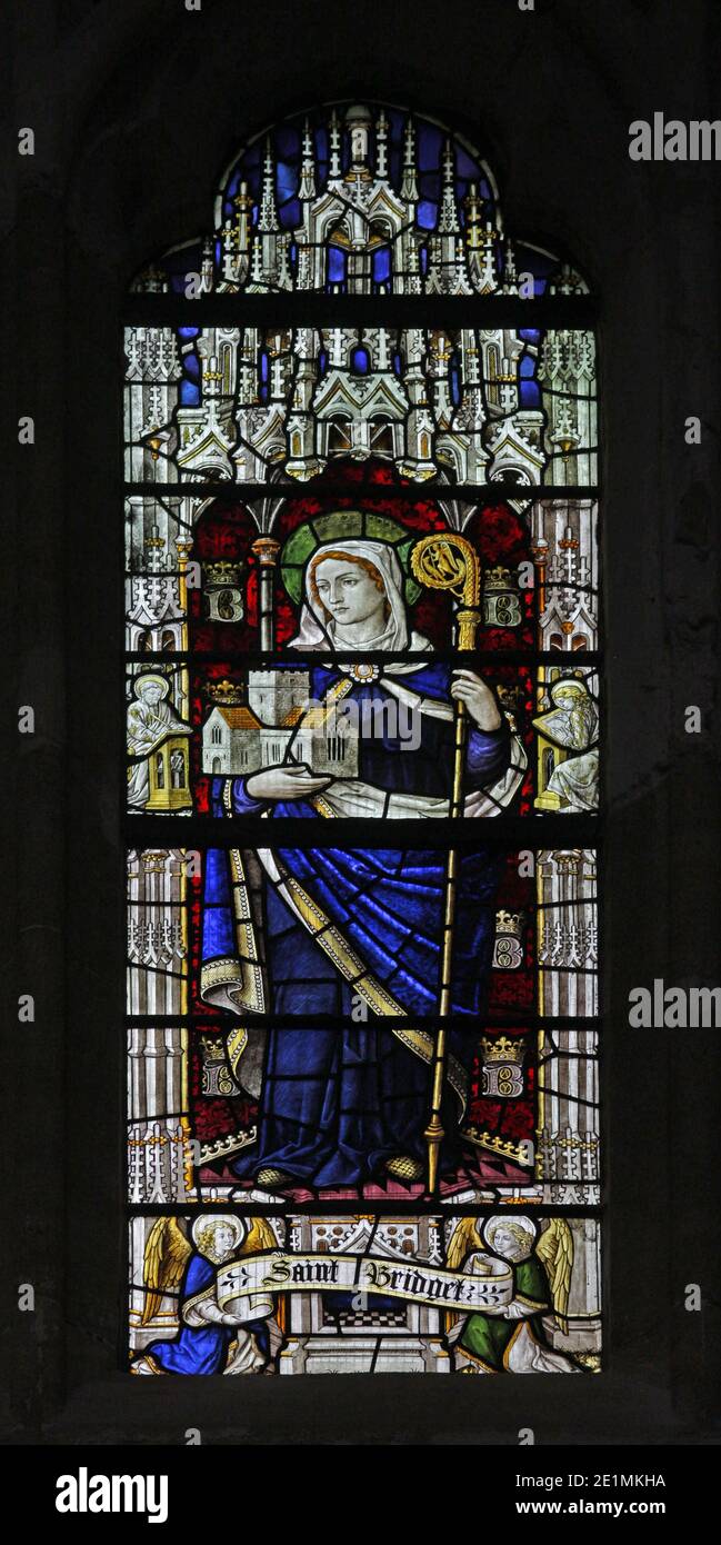 Ein Buntglasfenster von Burlison und Grylls mit der Darstellung der Heiligen Bridget oder Brigid von Kildare, Exeter Cathedral, Devon, England Stockfoto
