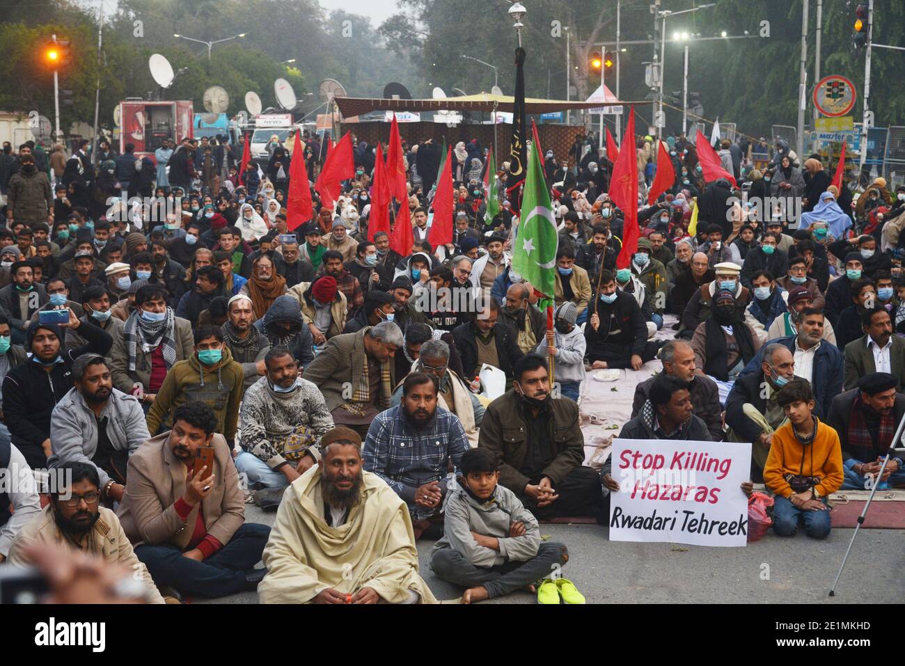 Pakistanische schiitische Muslime protestieren gegen die Ermordung von Bergleuten Der schiitischen Hazara Gemeinschaft, die in einer getötet wurden Angriff durch Schützen in Lahore Stockfoto