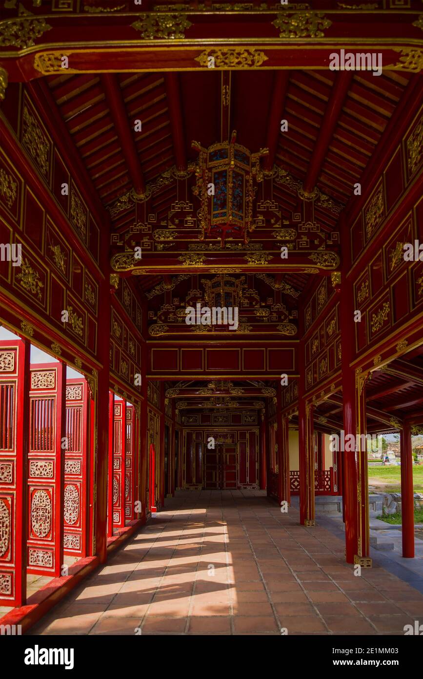 Das Innere der Landgalerie des Kaiserpalastes. Verbotene Purpurne Stadt. Hue, Vietnam Stockfoto Das Innere der Landgalerie des Kaiserpalastes. Verbotene Purpurne Stadt. Hue, Vietnam Stockfoto