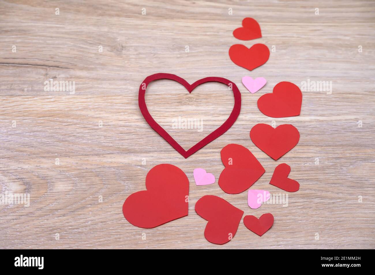 Valentinstag, geschnitzte rote und rosa Herzen, rote Herzen zu Ehren des 14. Februar Stockfoto