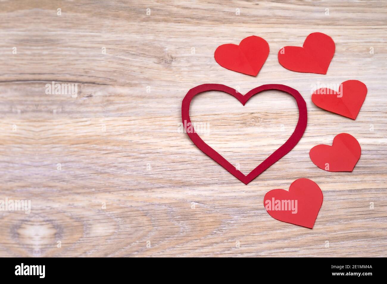 Valentinstag, geschnitzte rote und rosa Herzen, rote Herzen zu Ehren des 14. Februar Stockfoto