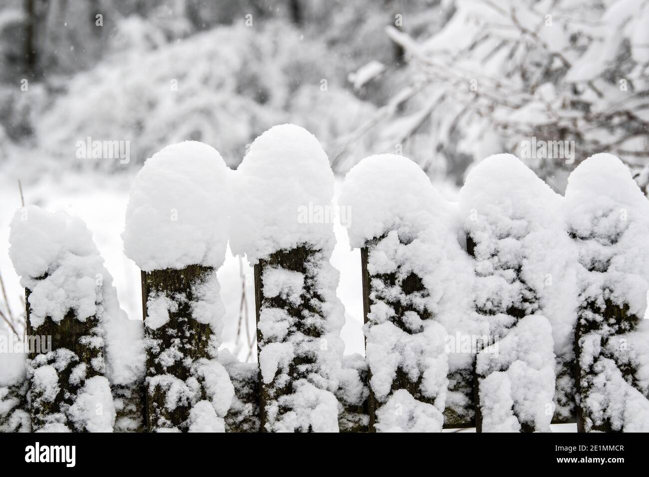 Konzen, Deutschland. Januar 2021. Schnee liegt auf einem Zaun. Schnee und vereiste Straßen haben in Teilen Nordrhein-Westfalens zu Störungen geführt. Quelle: Federico Gambarini/dpa/Alamy Live News Stockfoto