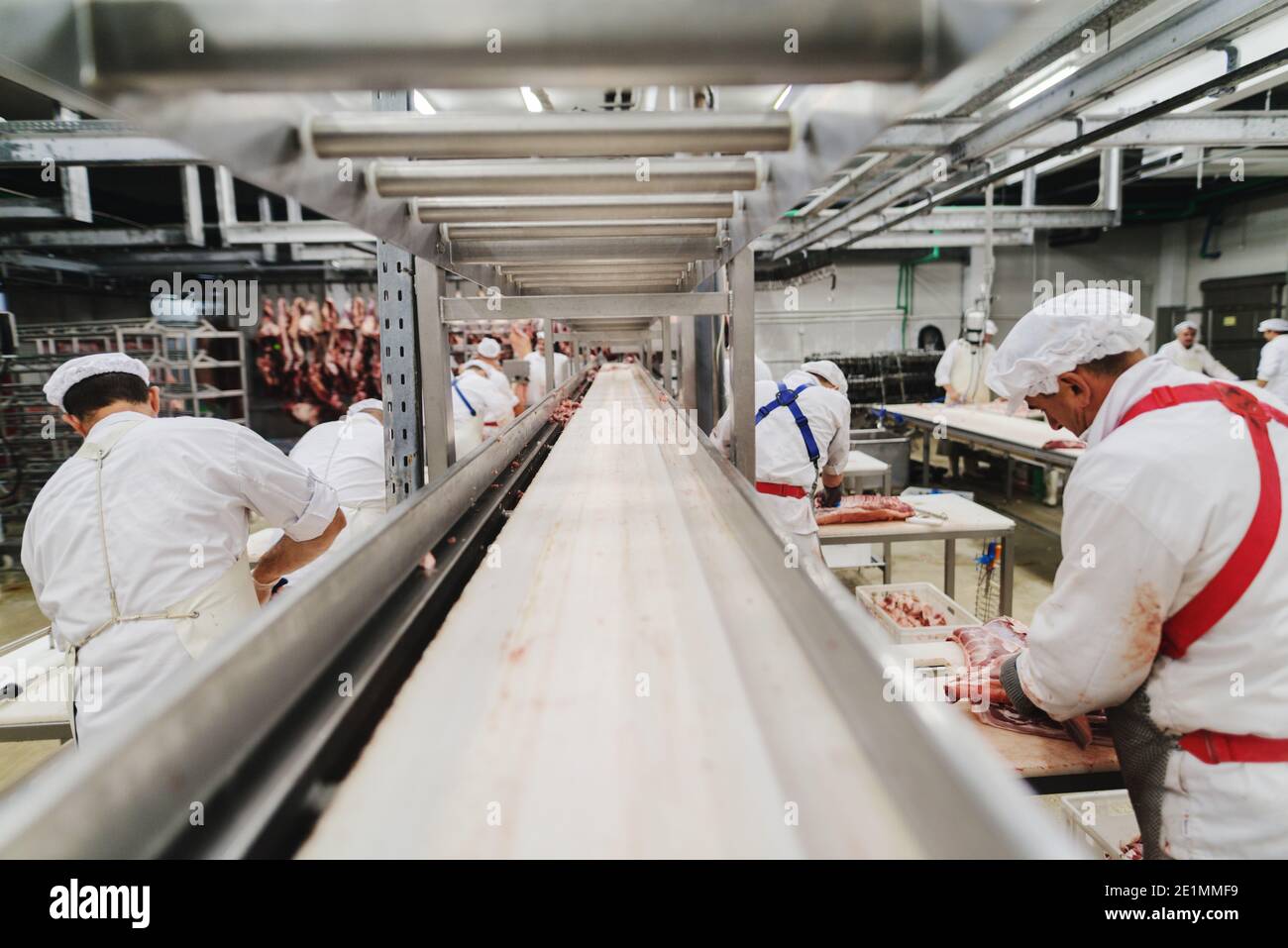 Arbeiter bei Meet-Industrie handhaben Fleisch organisieren Verpackung Versand Verladung in der Fleischfabrik. Stockfoto