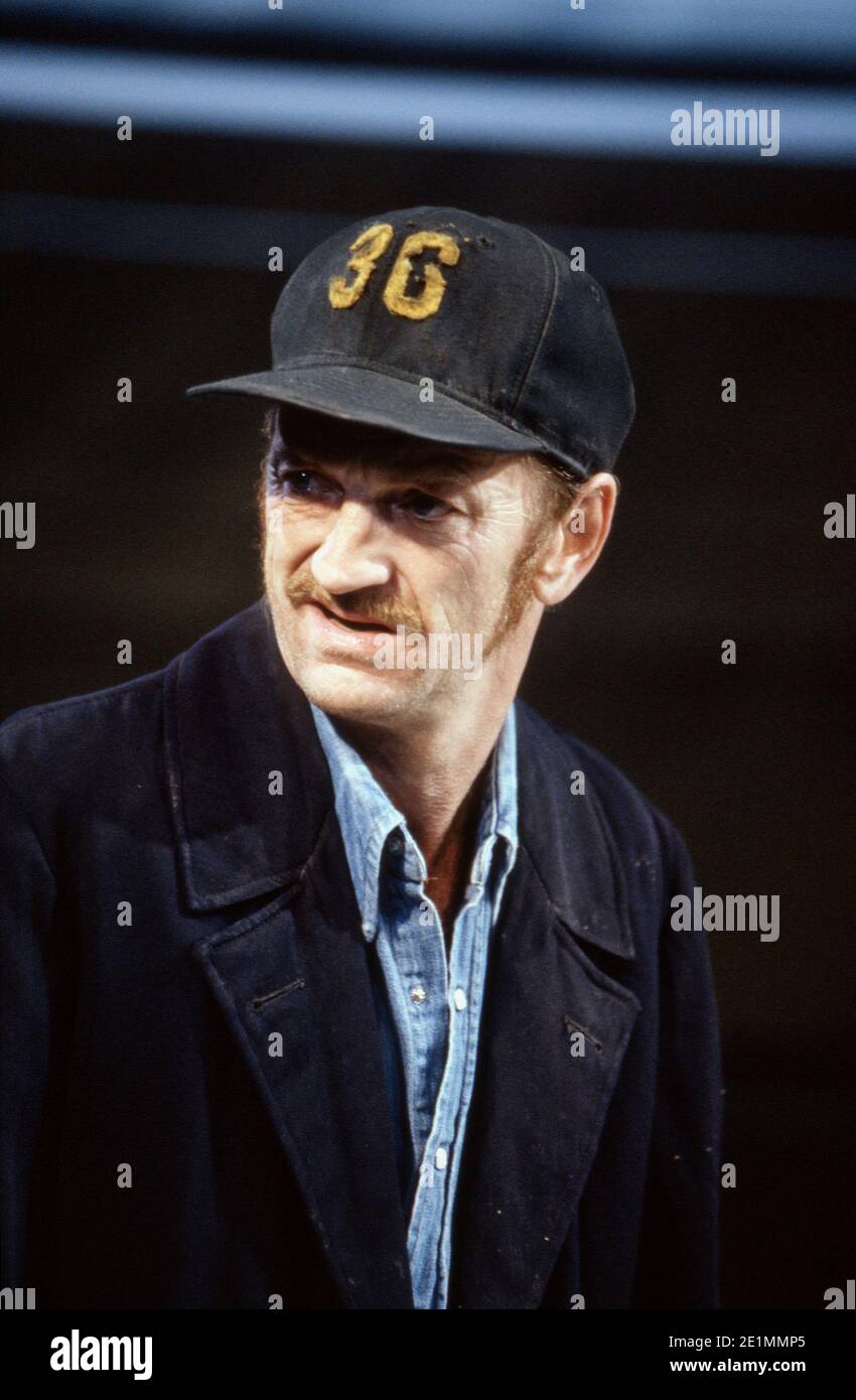 John McEnery (Weston) im FLUCH DER HUNGERNDEN KLASSE von Sam Shepard bei der Royal Shakespeare Company (RSC), The Pit, Barbican Centre, London EC2 11/09/1991 Design: Kenny Miller Beleuchtung: Nick Chelton Regie: Robin Lefevre Stockfoto