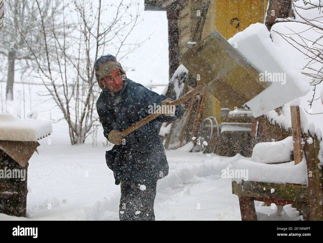 Minsk, Weißrussland. Januar 2021. Ein Mann schaufelt Schnee auf seinem Hof in Minsk, der Hauptstadt von Belarus, 8. Januar 2021. Quelle: Henadz Zhinkov/Xinhua/Alamy Live News Stockfoto