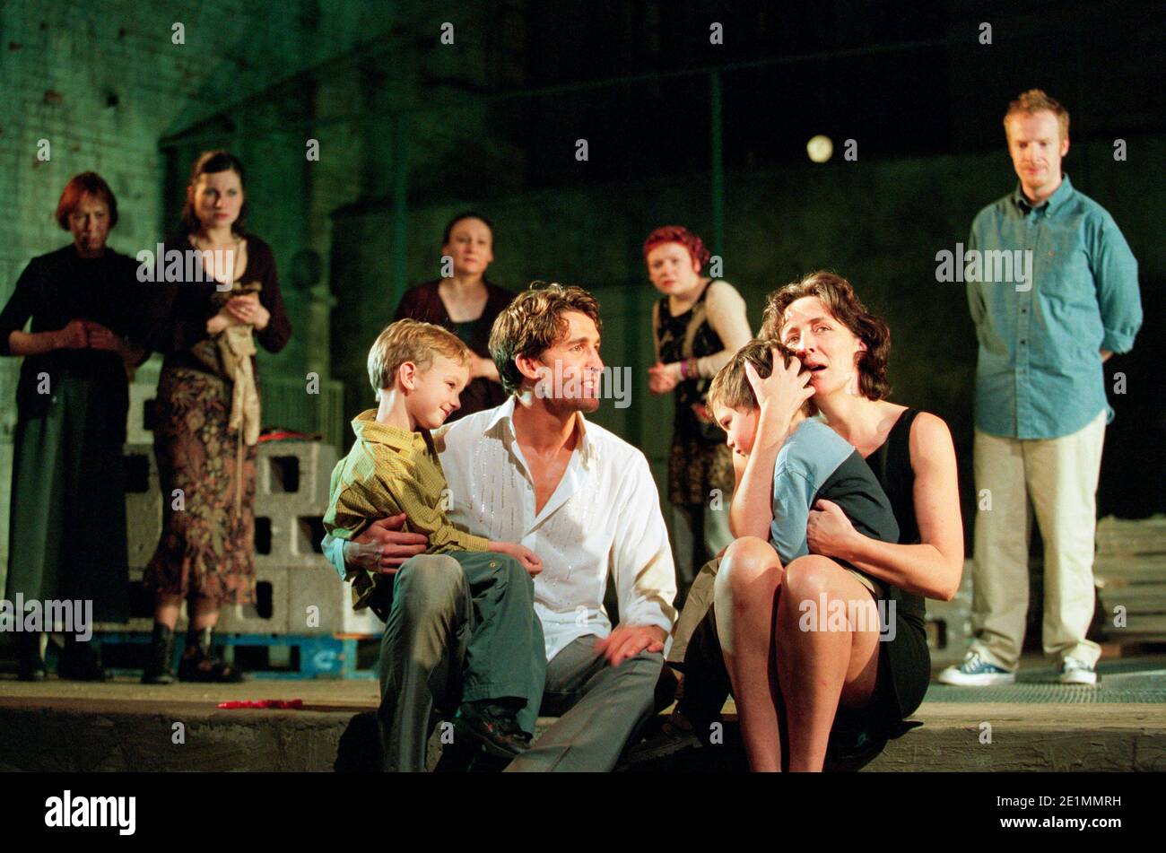 Vorne Mitte: Jonathan Cake (Jason), Fiona Shaw (Medea) mit (rechts) Jonathan Slinger (Tutor) in MEDEA von Euripides im Queen's Theatre, London W1 30/01/2001 Bühnenbild: Tom Pye Kostüme: Tom Rand Beleuchtung: Peter Mumford Regie: Deborah Warner Stockfoto