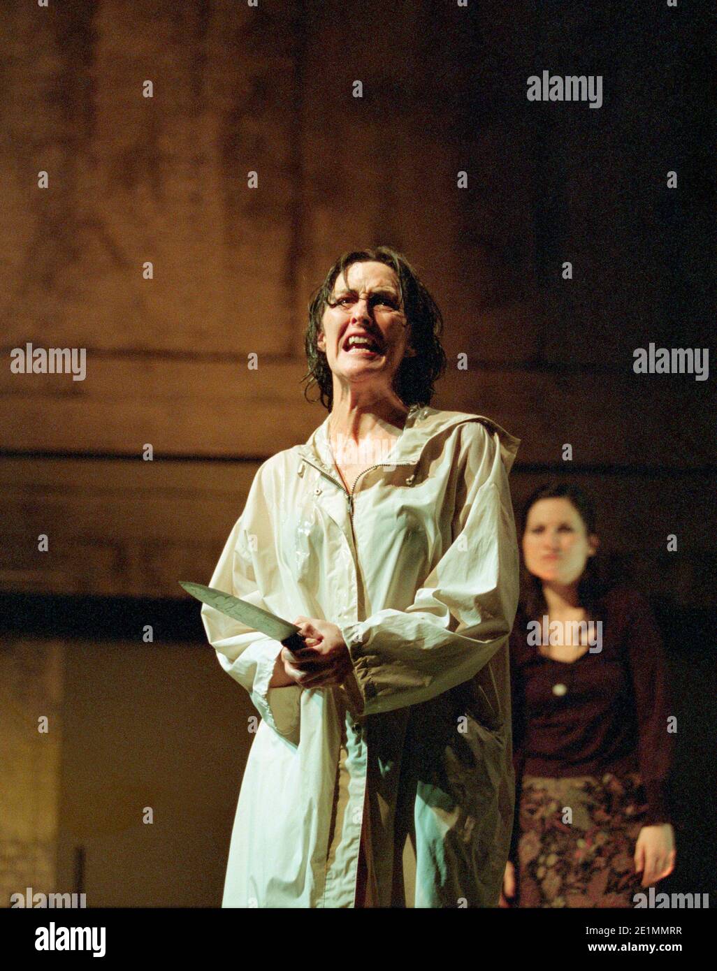 Fiona Shaw (Medea) in MEDEA von Euripides im Queen's Theatre, London W1 30/01/2001 Bühnenbild: Tom Pye Kostüme: Tom Rand Beleuchtung: Peter Mumford Regie: Deborah Warner Stockfoto