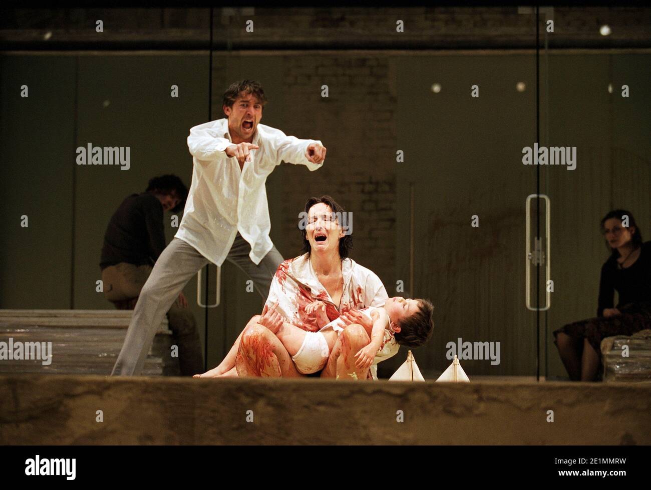 Jonathan Cake (Jason), Fiona Shaw (Medea) in MEDEA von Euripides im Queen's Theatre, London W1 30/01/2001 Bühnenbild: Tom Pye Kostüme: Tom Rand Beleuchtung: Peter Mumford Regie: Deborah Warner Stockfoto