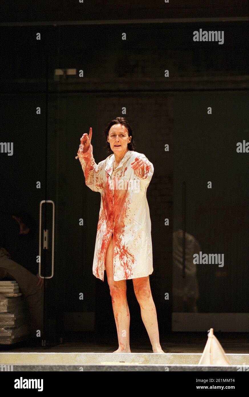 Fiona Shaw (Medea) in MEDEA von Euripides im Queen's Theatre, London W1 30/01/2001 Bühnenbild: Tom Pye Kostüme: Tom Rand Beleuchtung: Peter Mumford Regie: Deborah Warner Stockfoto