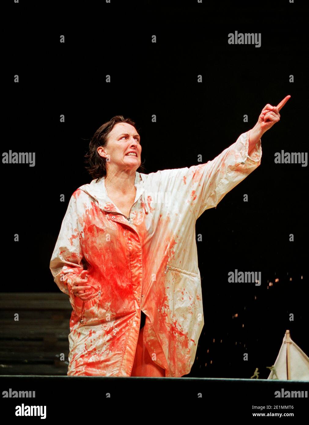 Fiona Shaw (Medea) in MEDEA von Euripides im Queen's Theatre, London W1 30/01/2001 Bühnenbild: Tom Pye Kostüme: Tom Rand Beleuchtung: Peter Mumford Regie: Deborah Warner Stockfoto