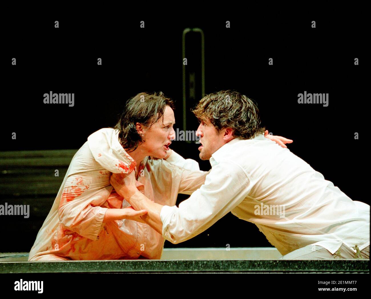 Fiona Shaw (Medea), Jonathan Cake (Jason) in MEDEA von Euripides im Queen's Theatre, London W1 30/01/2001 Bühnenbild: Tom Pye Kostüme: Tom Rand Beleuchtung: Peter Mumford Regie: Deborah Warner Stockfoto