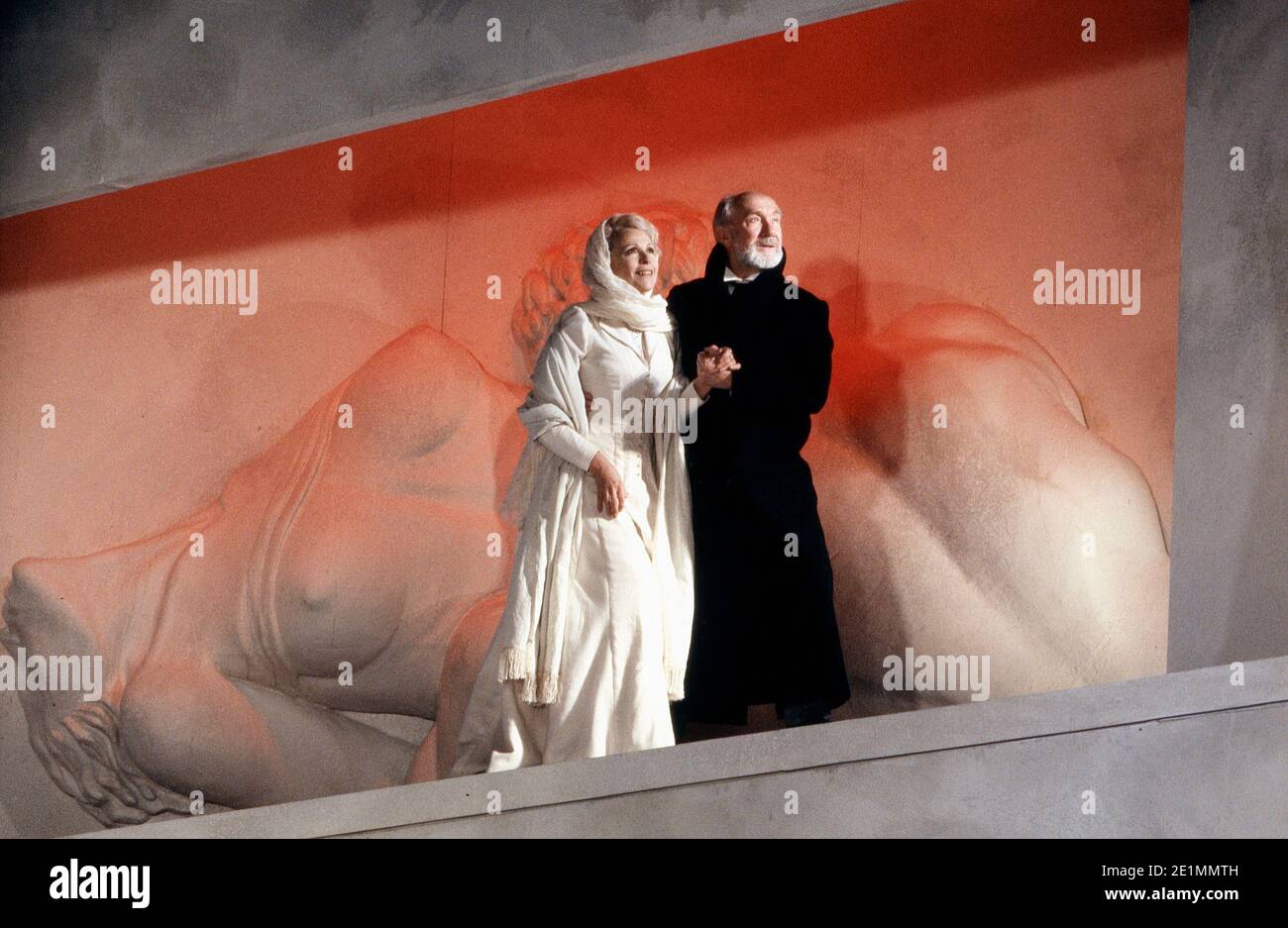 Claire Bloom (Irena), Espen Skjonberg (Rubek) in WHEN WE DEAD AWAKEN von Henrik Ibsen im Almeida Theater, London N1 20/02/1990 Bühnenbild: Peter J Davison Kostüme: Johan Engels Beleuchtung: Nick Chelton Regie: Jonathan Kent Stockfoto