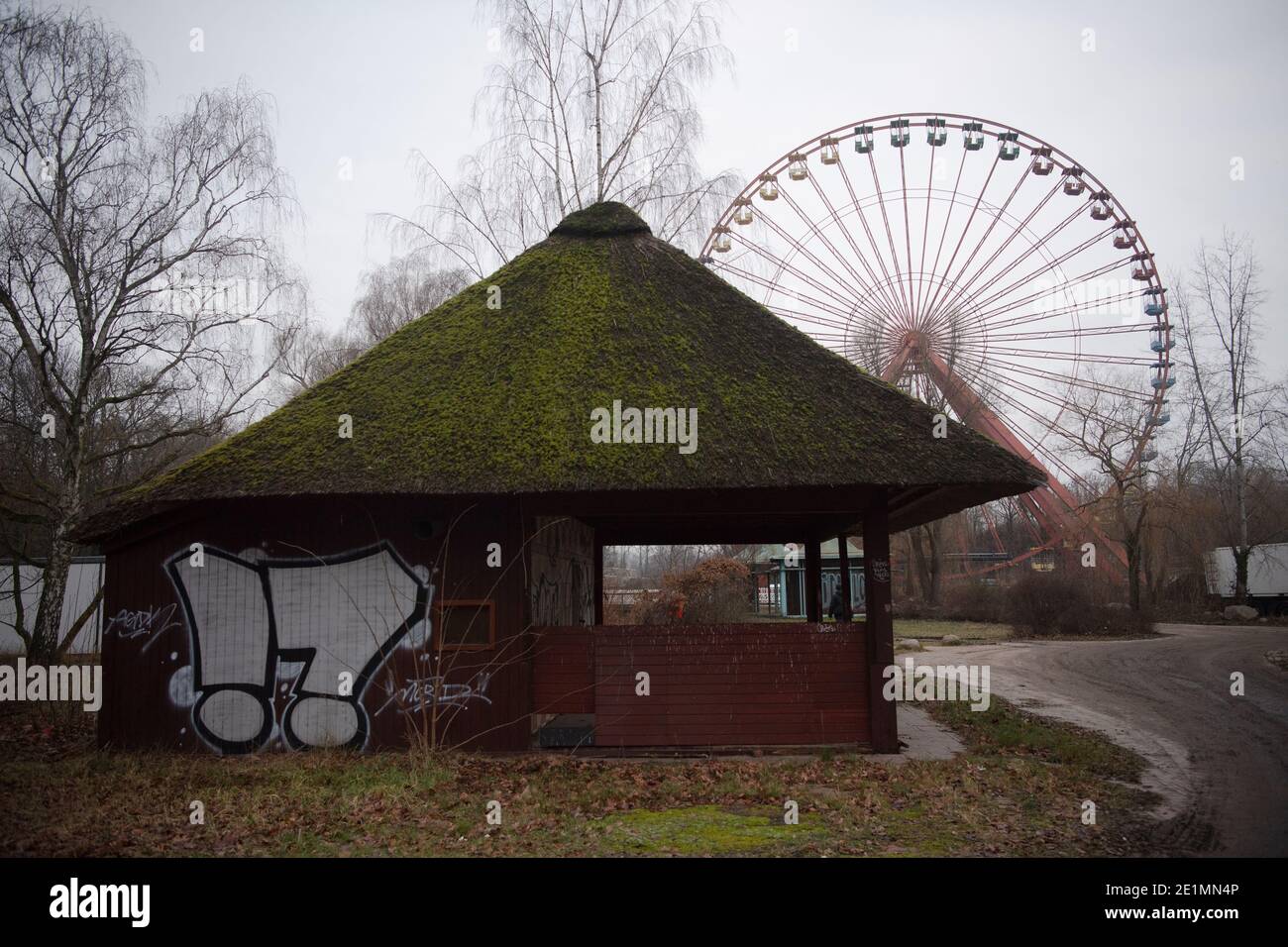 Berlin, Deutschland. Januar 2021. Das Riesenrad im Spreepark ragt in den Himmel. Heute haben die Renovierungsarbeiten der historischen Fahrt begonnen. Quelle: Paul Zinken/dpa/Alamy Live News Stockfoto