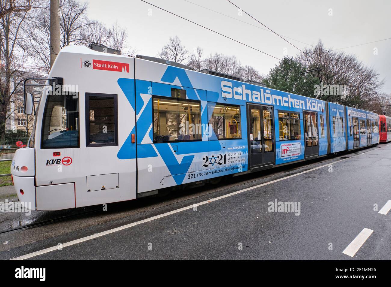 Mit einem speziell gestalteten Zug setzen die Stadt Köln, die Synagogengemeinde und der öffentliche Nahverkehr ein Zeichen für Demokratie Stockfoto