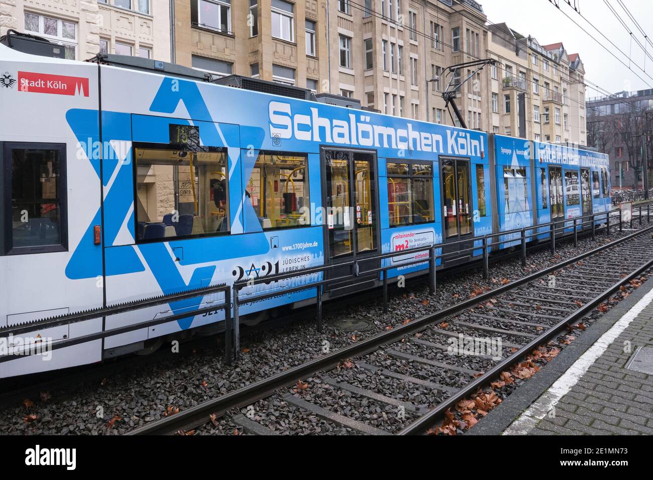 Mit einem speziell gestalteten Zug setzen die Stadt Köln, die Synagogengemeinde und der öffentliche Nahverkehr ein Zeichen für Demokratie Stockfoto