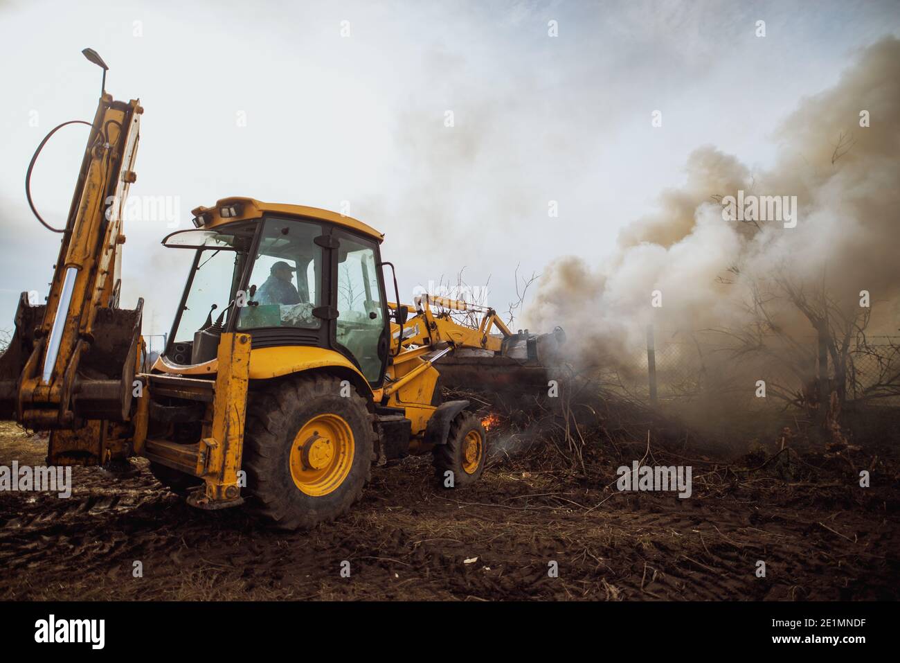 Bagger beladen mit Erde und Durchführung einer Räumung in Ein Werk Stockfoto