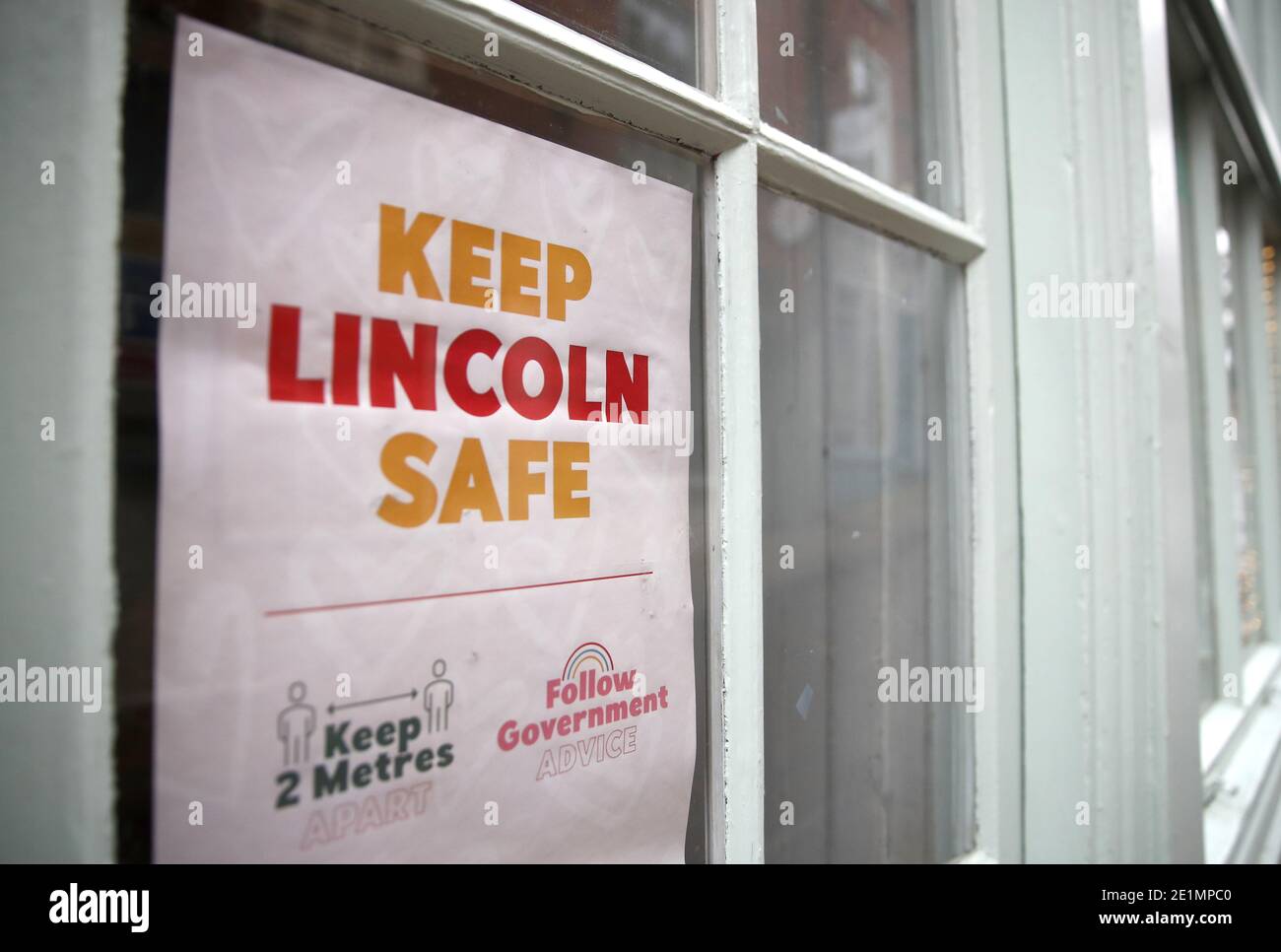 Ein Keep Lincoln Safe-Schild im Stadtzentrum von Lincoln während Englands dritter nationaler Sperre, um die Ausbreitung des Coronavirus einzudämmen. Durch verstärkte Maßnahmen können die Menschen ihr Zuhause nicht mehr ohne eine vernünftige Entschuldigung verlassen, und die Schulen müssen für die meisten Schüler geschlossen werden. Stockfoto